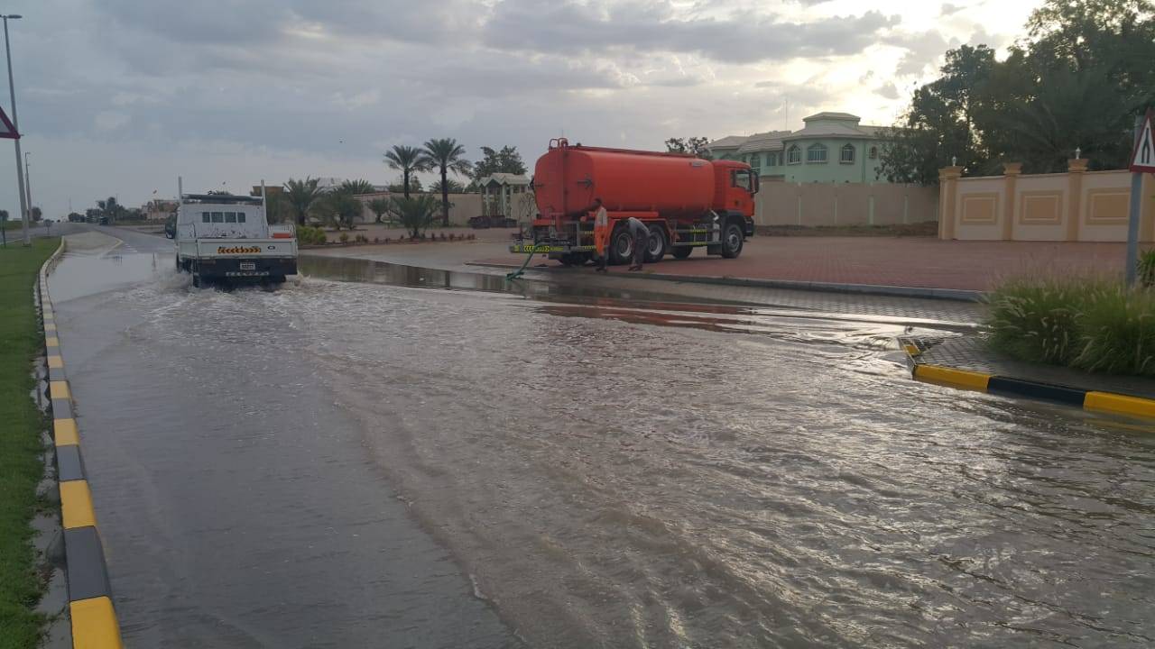 بلدية الحمرية تسحب مياه الأمطار من الشوارع والدوارات وترفع تأهبها