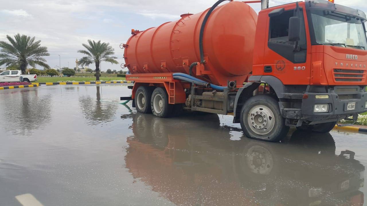 بلدية الحمرية تسحب مياه الأمطار من الشوارع والدوارات وترفع تأهبها