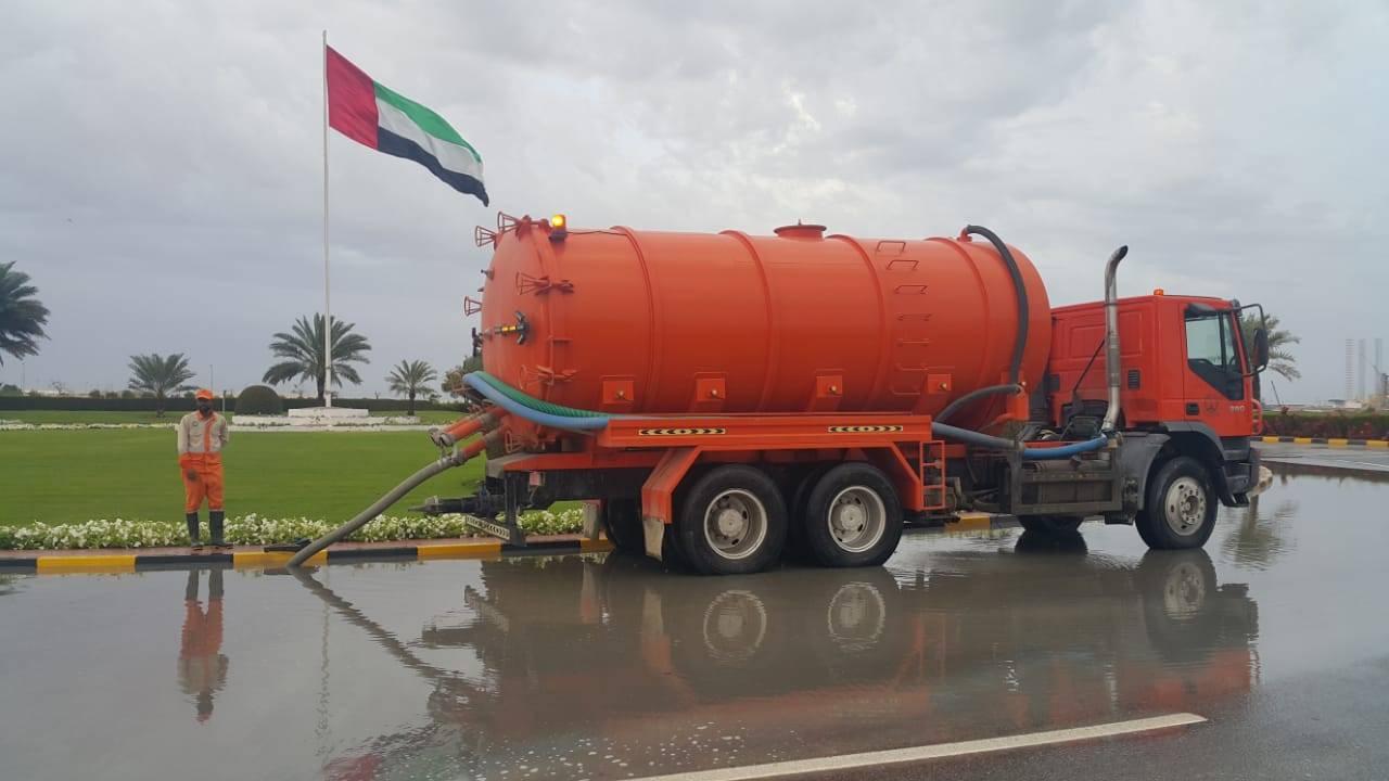 بلدية الحمرية تسحب مياه الأمطار من الشوارع والدوارات وترفع تأهبها