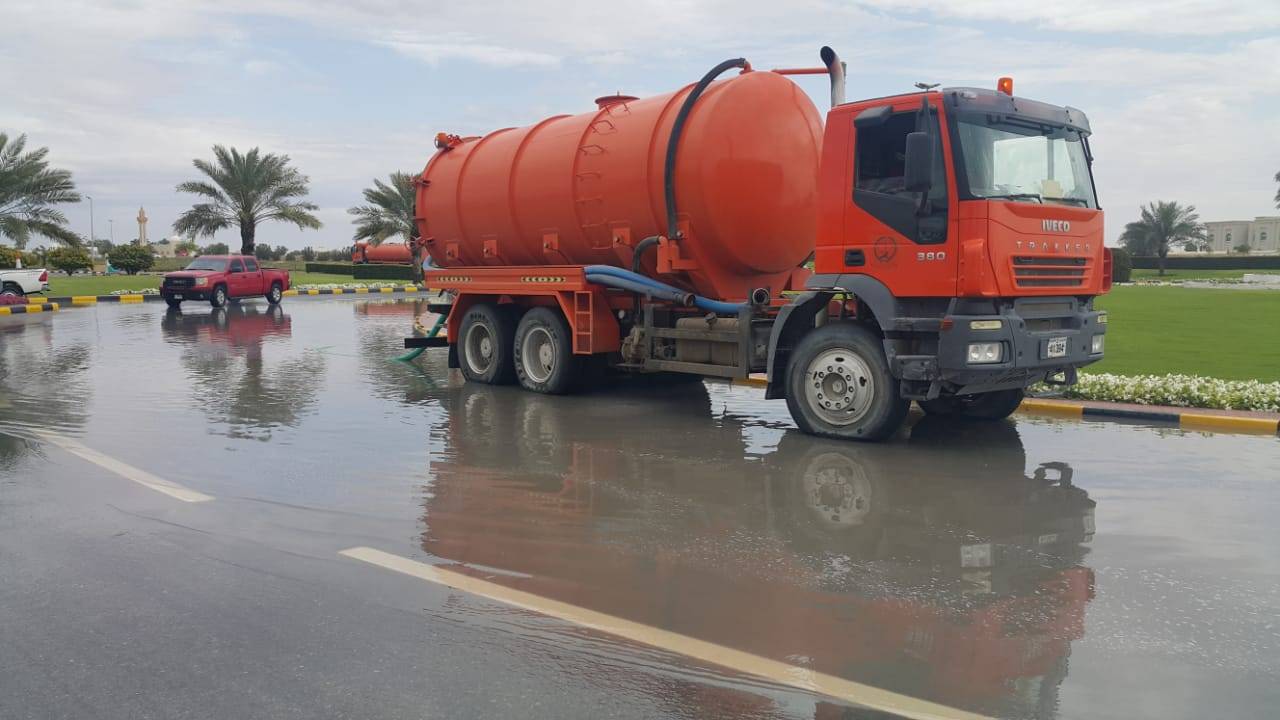 بلدية الحمرية تسحب مياه الأمطار من الشوارع والدوارات وترفع تأهبها