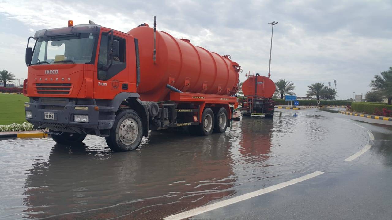 بلدية الحمرية تسحب مياه الأمطار من الشوارع والدوارات وترفع تأهبها