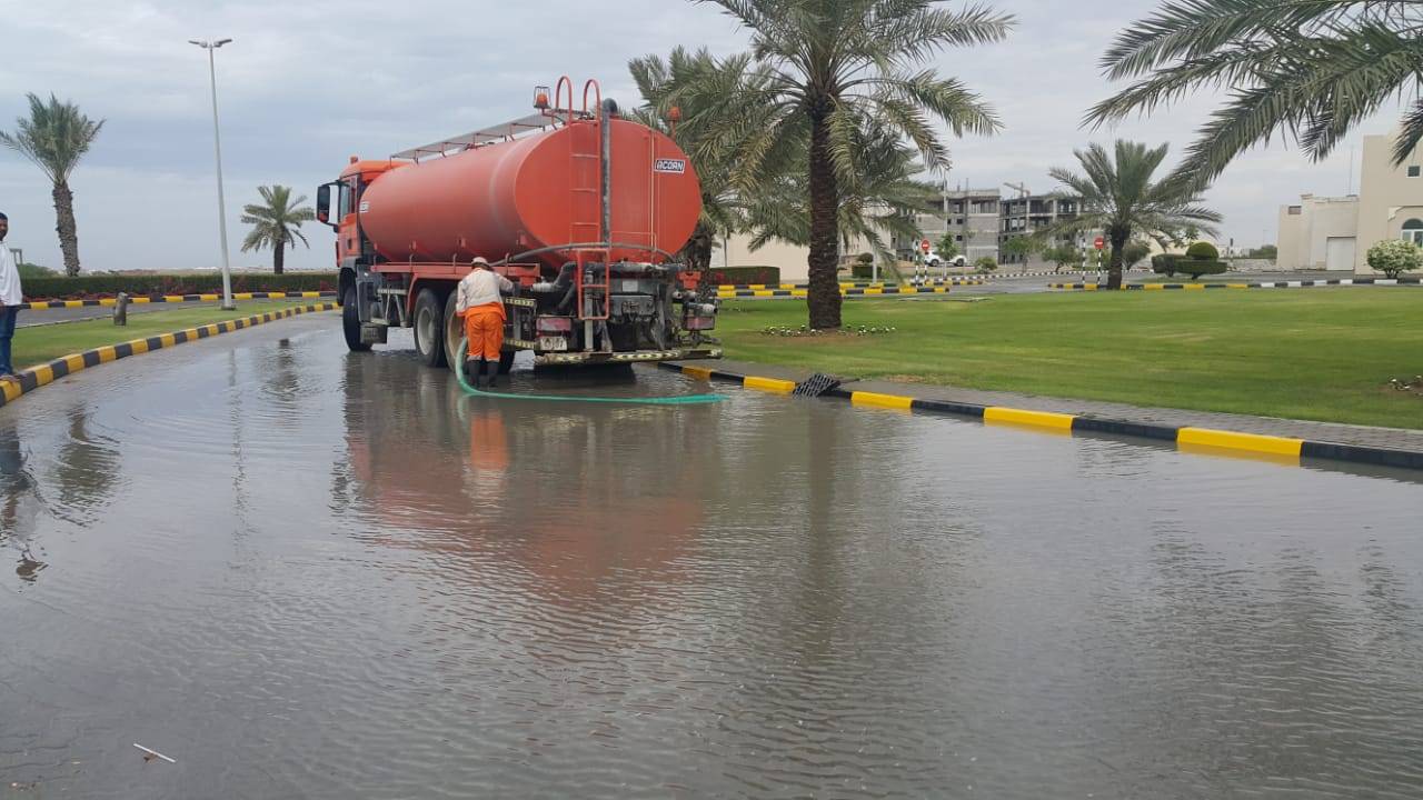 بلدية الحمرية تسحب مياه الأمطار من الشوارع والدوارات وترفع تأهبها