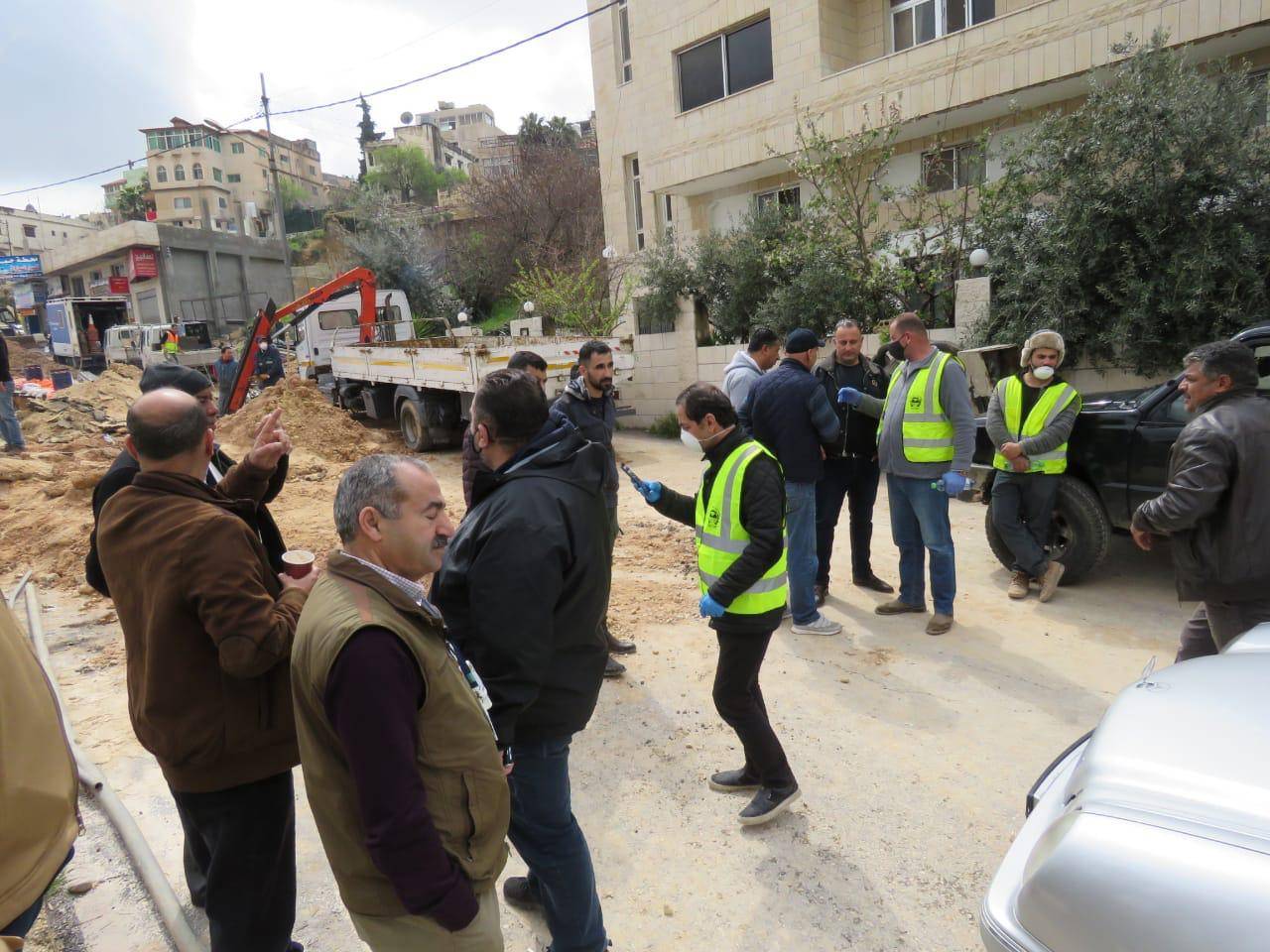 وزير المياه والري يشرف على عملية اصلاح احد الخطوط الناقلة بالسلط