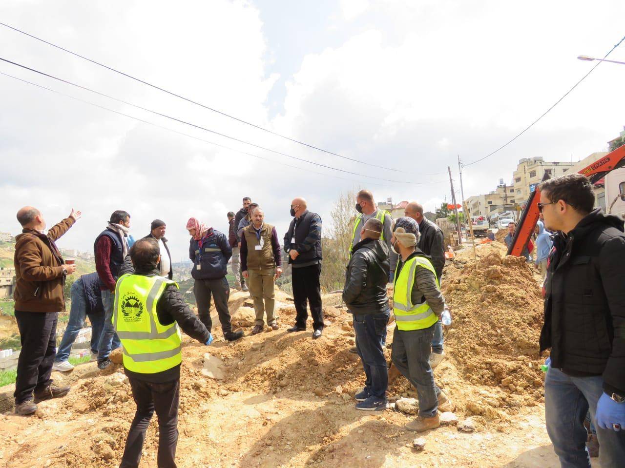 وزير المياه والري يشرف على عملية اصلاح احد الخطوط الناقلة بالسلط