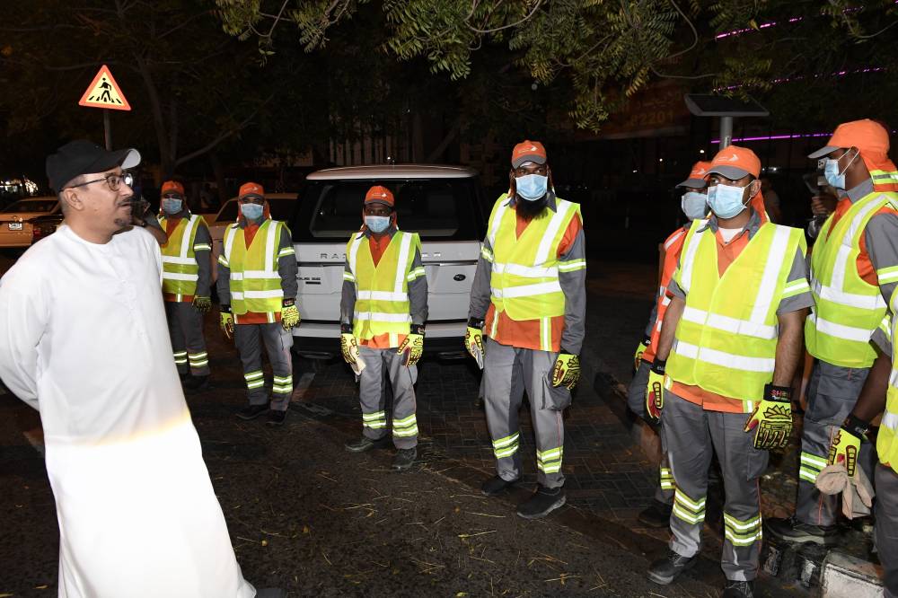 بلدية دبي تبدأ حملة تعقيم وتطهير طرق وشوارع الإمارة