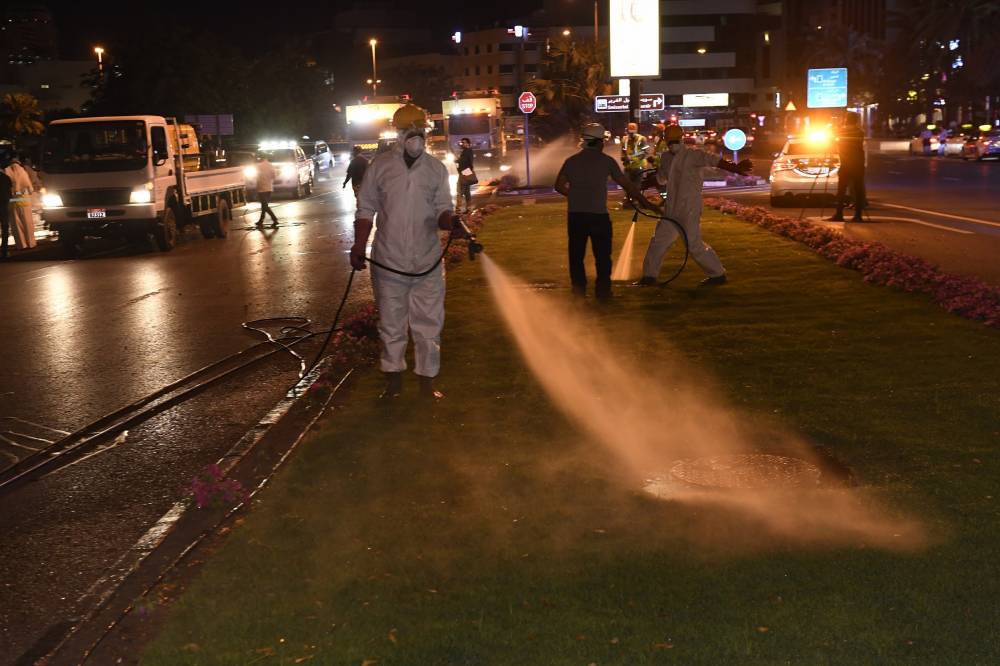 بلدية دبي تبدأ حملة تعقيم وتطهير طرق وشوارع الإمارة