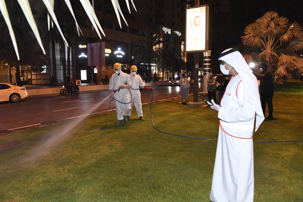 بلدية دبي تبدأ حملة تعقيم وتطهير طرق وشوارع الإمارة