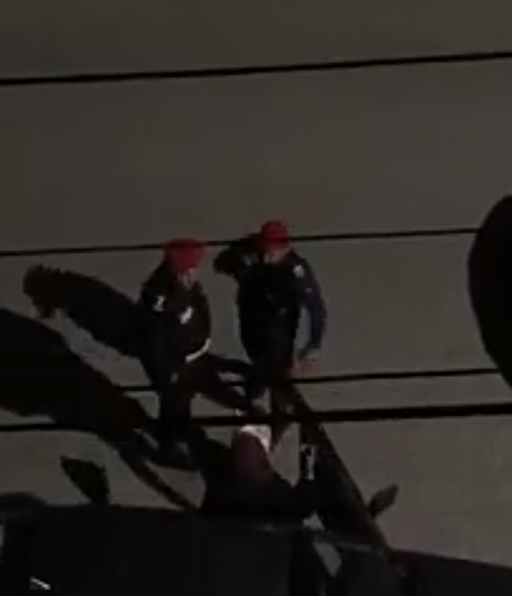 الامن يلقي القبض على سيدة خرقت الحظر للبحث عن خبز .. اعطوها خبز من ارزاقهم وتركوها وشأنها