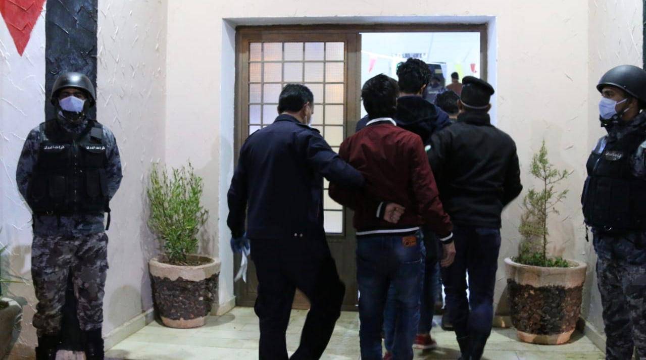 الامن العام : فتح مركزين لتوقيف مخالفي حظر التجول في مواقع تابعة للقوات المسلحة في خو والحسا