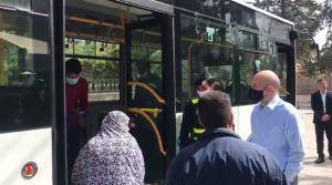 بالفيديو ... الرزاز يتفقد عملية توزيع الخبز على المواطنين .. ويشتري لعائلته