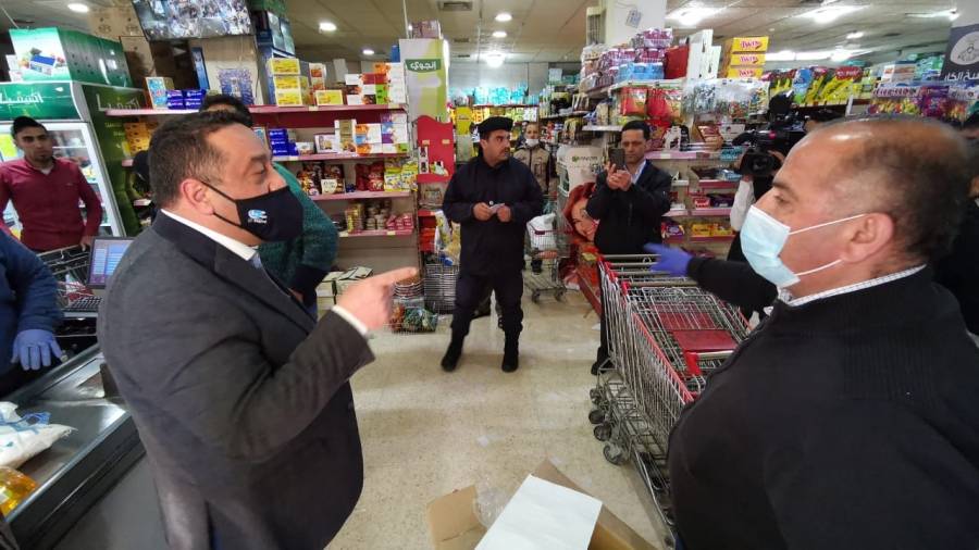 سامي الداوود يوعز بإغلاق مؤسسة تموينية وحجز مركبات خلال جولته في محافظة مأدبا