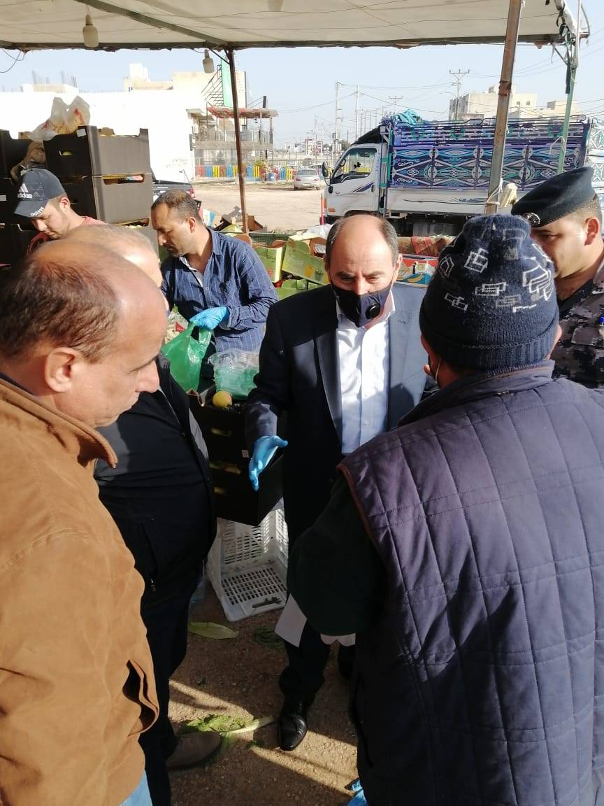 وزير الأشغال العامة والإسكان يوعز بإغلاق محلات مخالفة للتعليمات في إربد