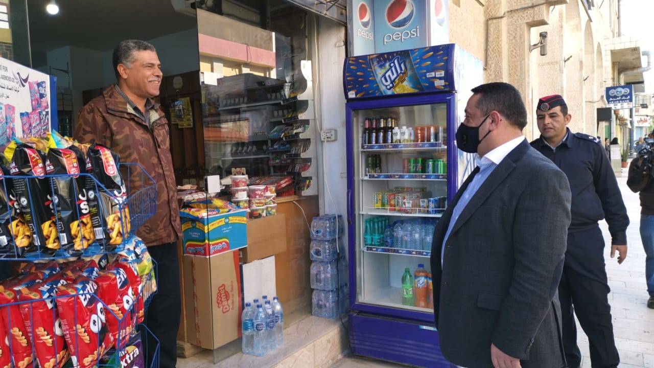 سامي الداوود يوعز بإغلاق مؤسسة تموينية وحجز مركبات خلال جولته في محافظة مأدبا