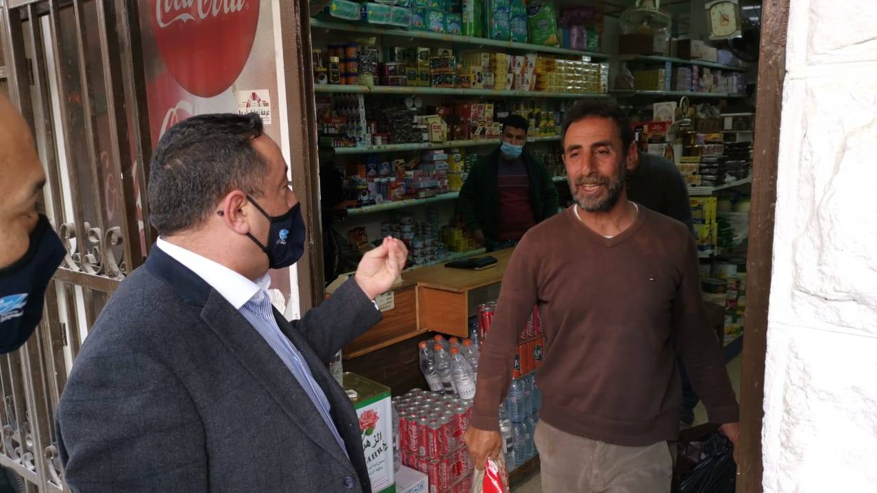 سامي الداوود يوعز بإغلاق مؤسسة تموينية وحجز مركبات خلال جولته في محافظة مأدبا