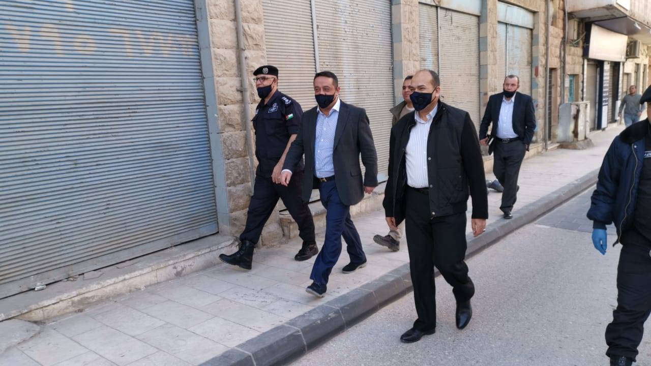 سامي الداوود يوعز بإغلاق مؤسسة تموينية وحجز مركبات خلال جولته في محافظة مأدبا