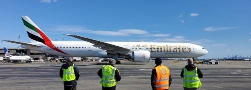 موظفو طيران الإمارات يلوّحون للطائرات: إلى لقاء قريب!