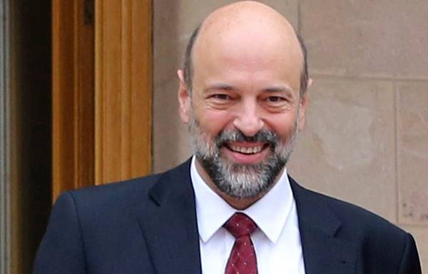 رئيس الوزراء يلتقي ثلاثة من مرتبات الأمن العام ساعدوا مواطنين بمبادرات فردية خلال فترة حظر التجول