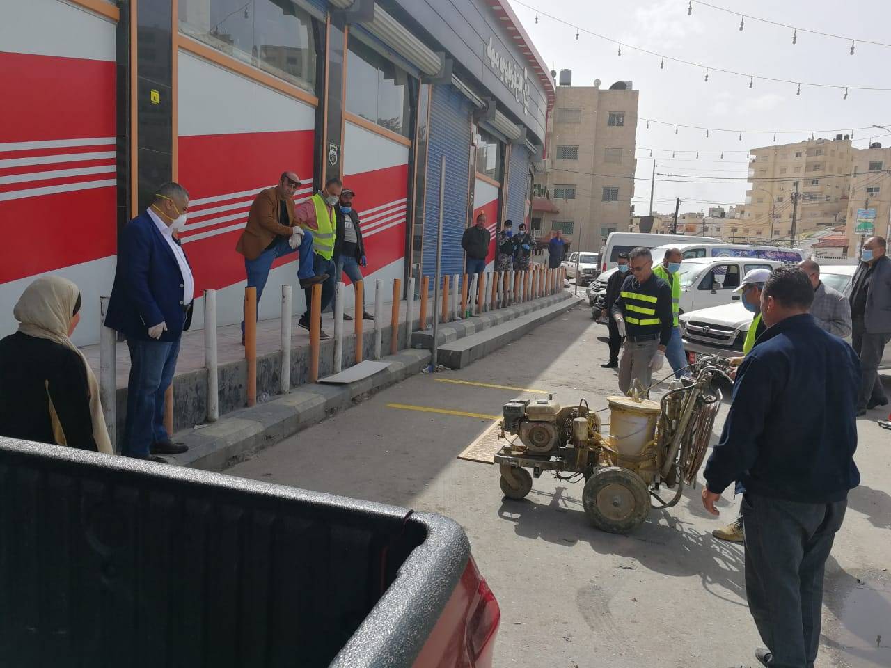 بلدية الزرقاء تباشر بالتخطيط امام المخابز والدكاكين لتحديد المسافات بين المواطنين اثناء عملية الشراء