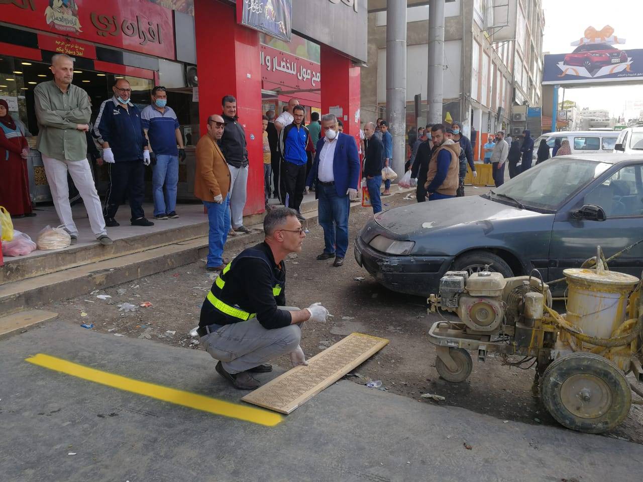 بلدية الزرقاء تباشر بالتخطيط امام المخابز والدكاكين لتحديد المسافات بين المواطنين اثناء عملية الشراء
