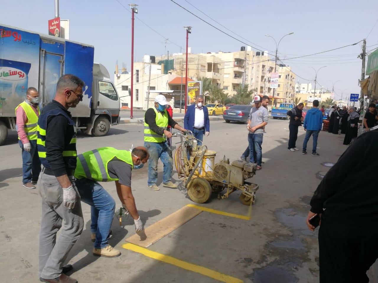 بلدية الزرقاء تباشر بالتخطيط امام المخابز والدكاكين لتحديد المسافات بين المواطنين اثناء عملية الشراء