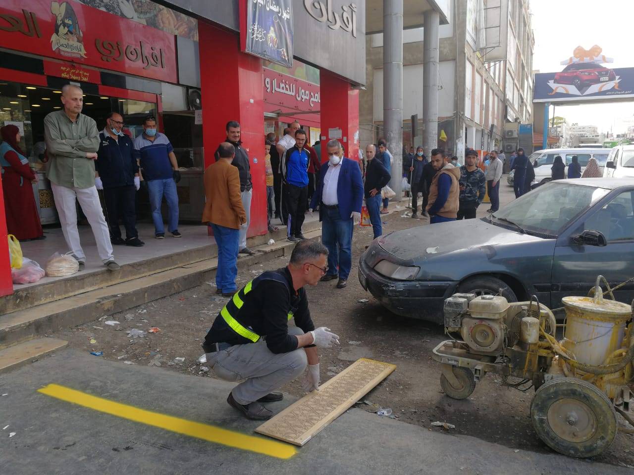بلدية الزرقاء تباشر بالتخطيط امام المخابز والدكاكين لتحديد المسافات بين المواطنين اثناء عملية الشراء