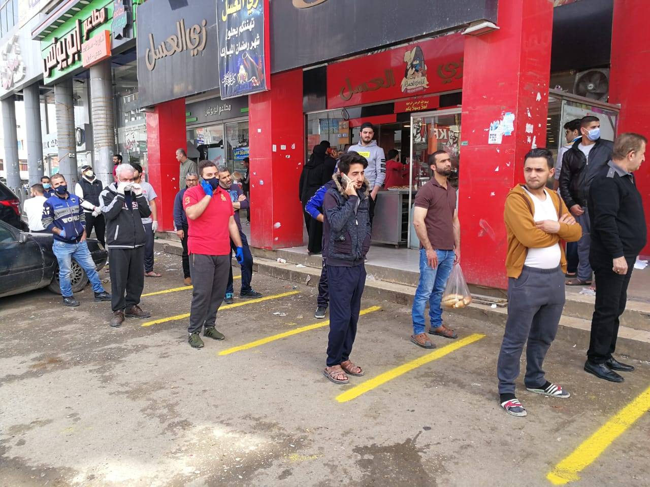 بلدية الزرقاء تباشر بالتخطيط امام المخابز والدكاكين لتحديد المسافات بين المواطنين اثناء عملية الشراء