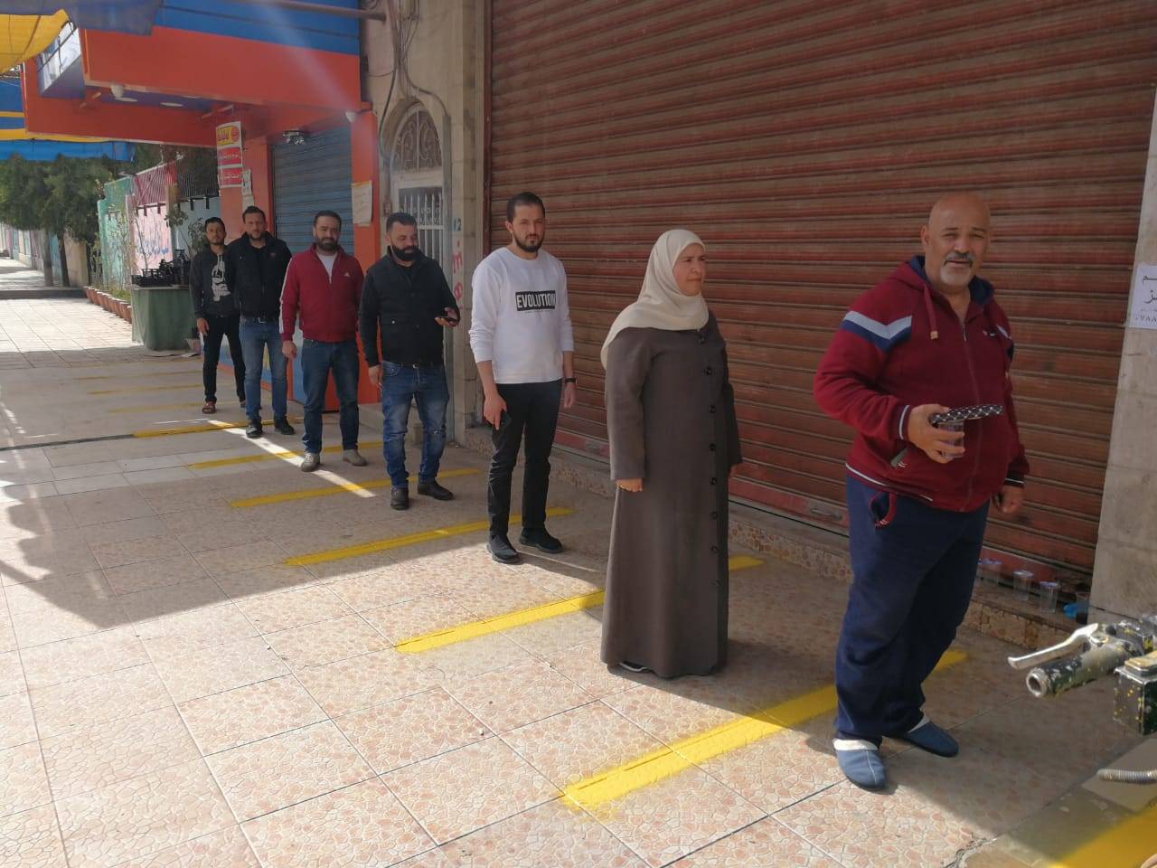 بلدية الزرقاء تباشر بالتخطيط امام المخابز والدكاكين لتحديد المسافات بين المواطنين اثناء عملية الشراء