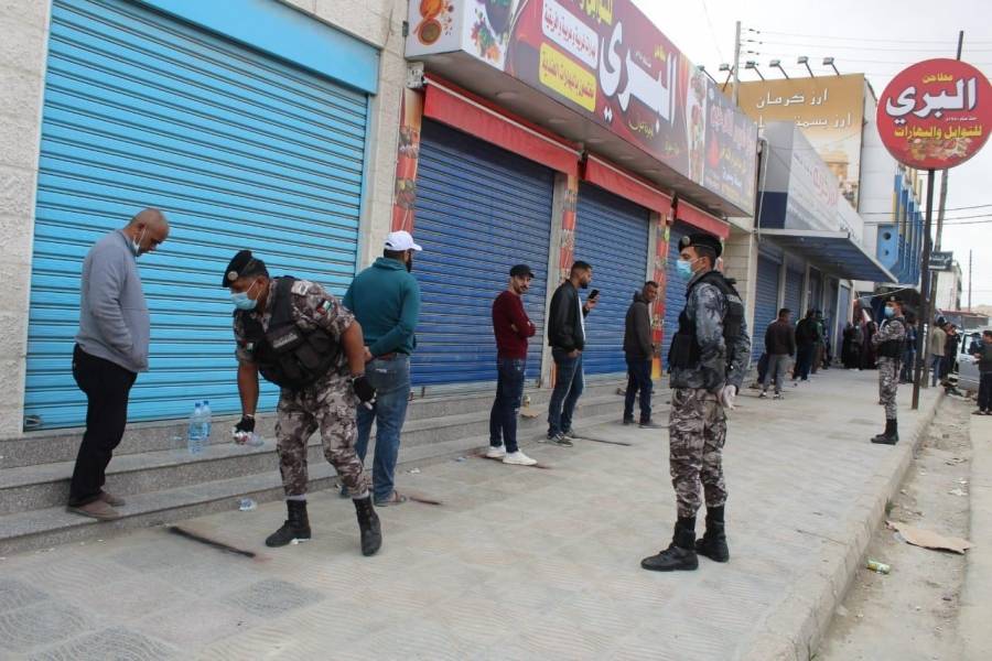 الشرطة المجتمعية في مديرية الأمن العام تطلق مبادرة مسافة أمان للمساهمة بتنظيم الدور أمام المحال