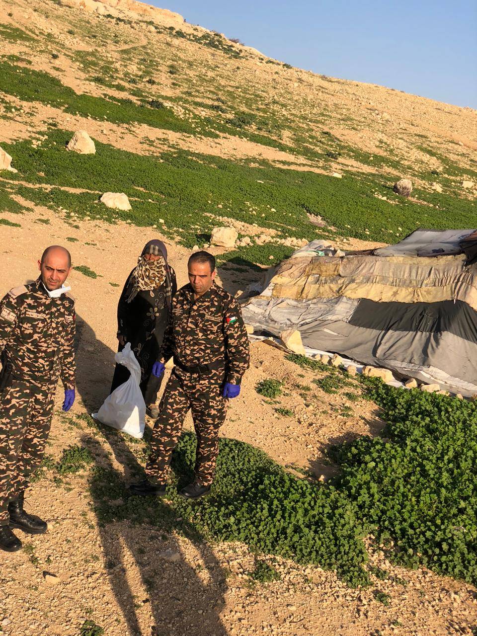 الجمارك الأردنية توزع طرود غذائية على الأسر الفقيرة