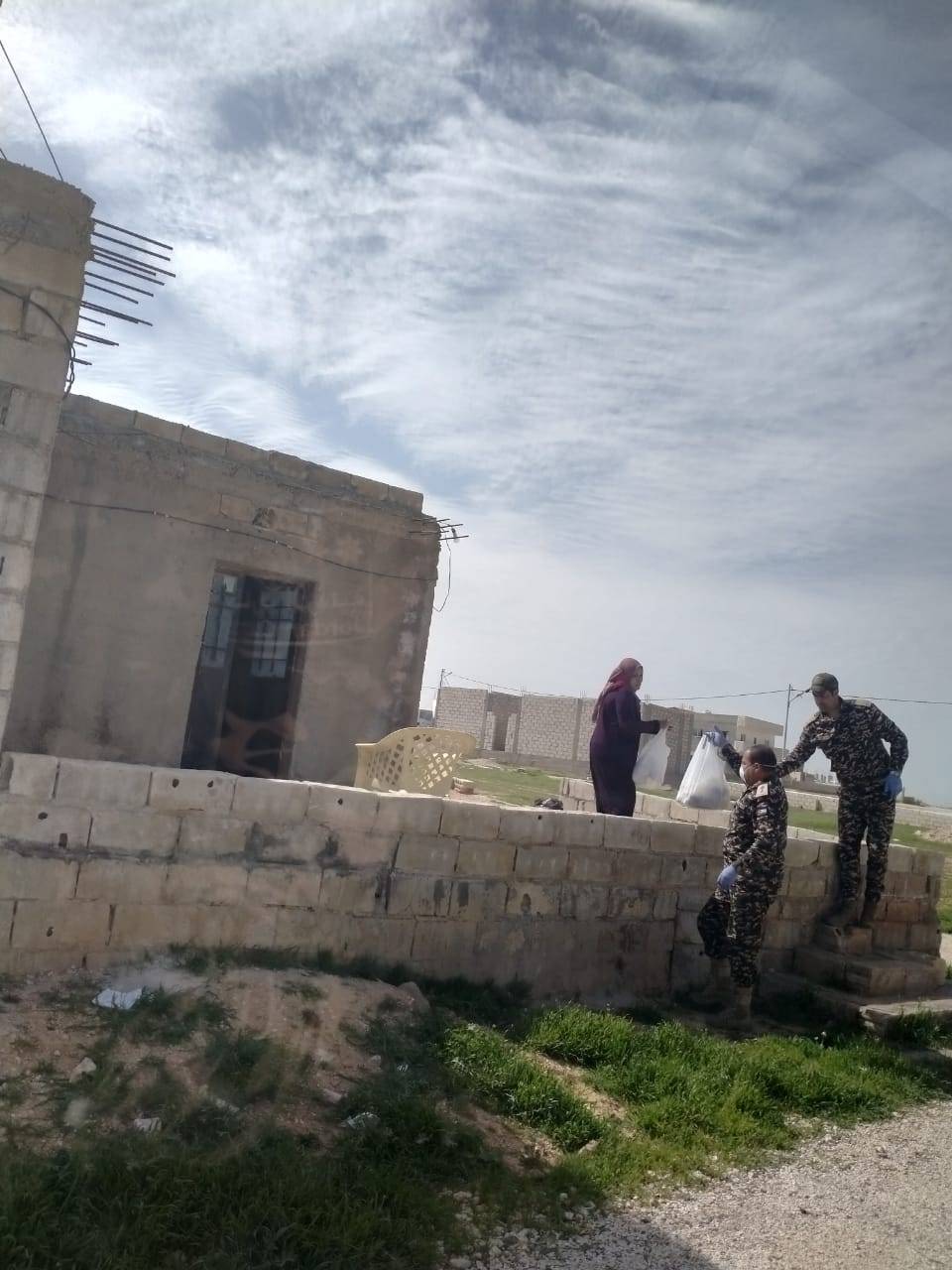 الجمارك الأردنية توزع طرود غذائية على الأسر الفقيرة