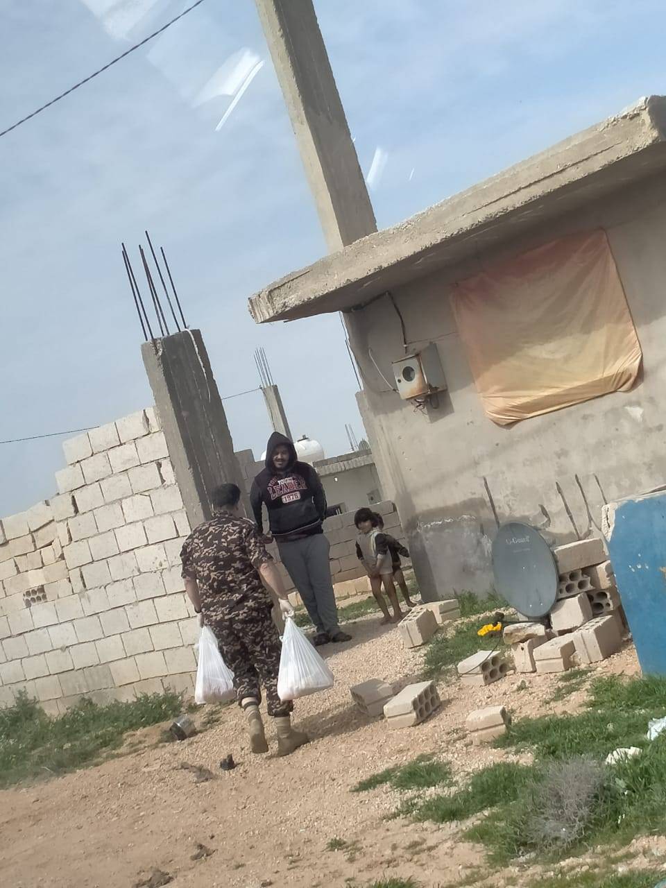 الجمارك الأردنية توزع طرود غذائية على الأسر الفقيرة