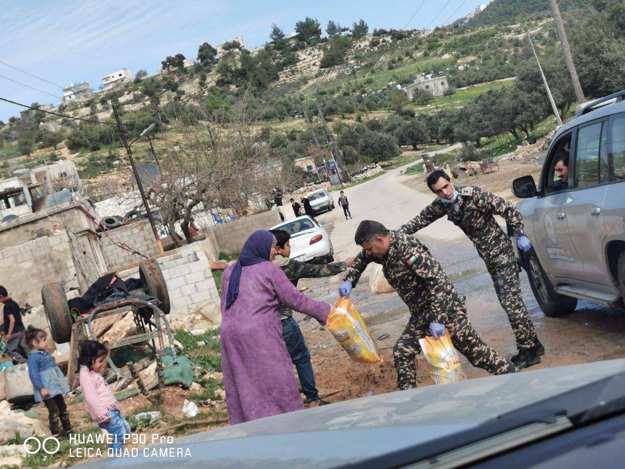 الجمارك الأردنية توزع طرود غذائية على الأسر الفقيرة