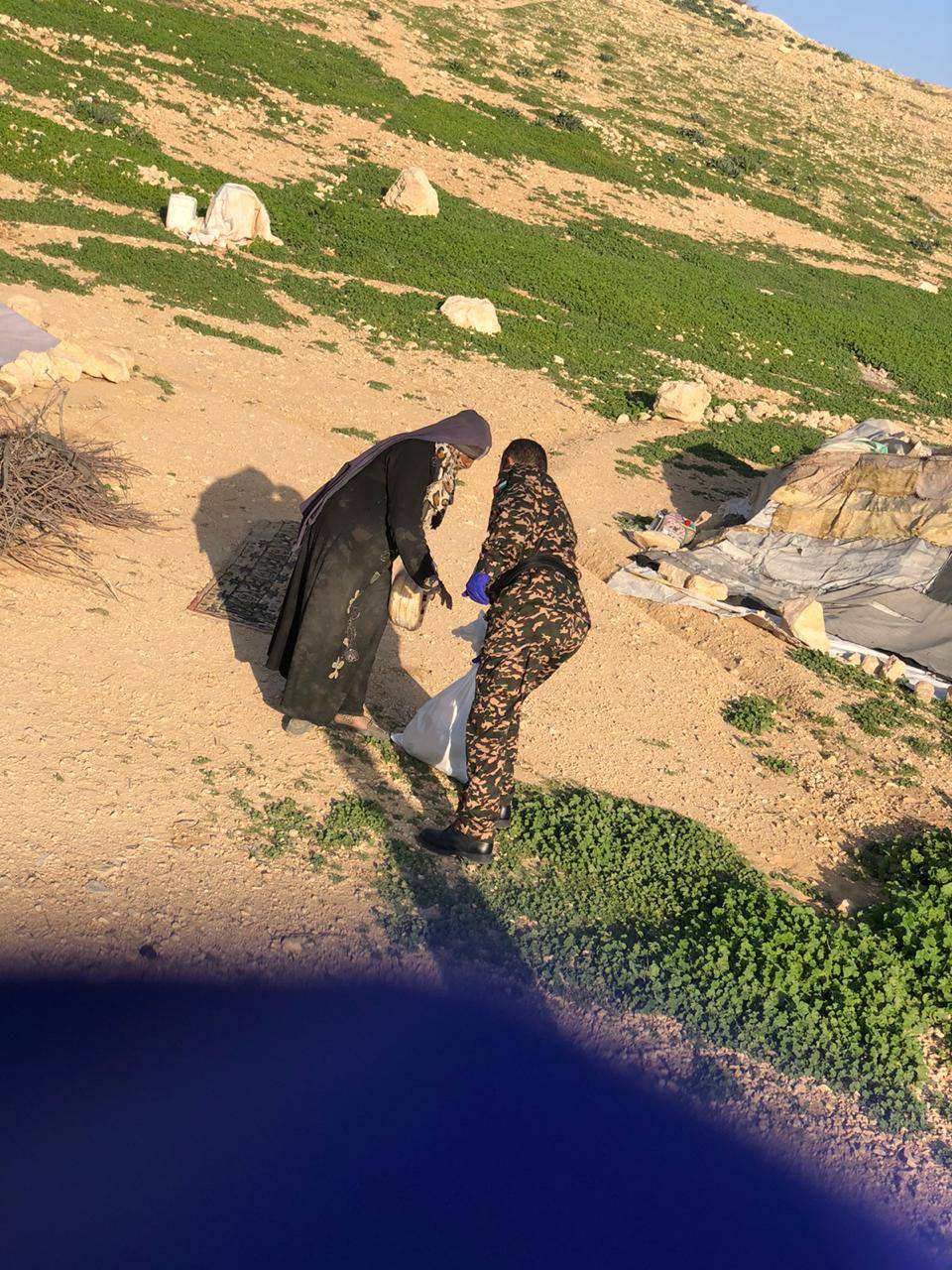 الجمارك الأردنية توزع طرود غذائية على الأسر الفقيرة