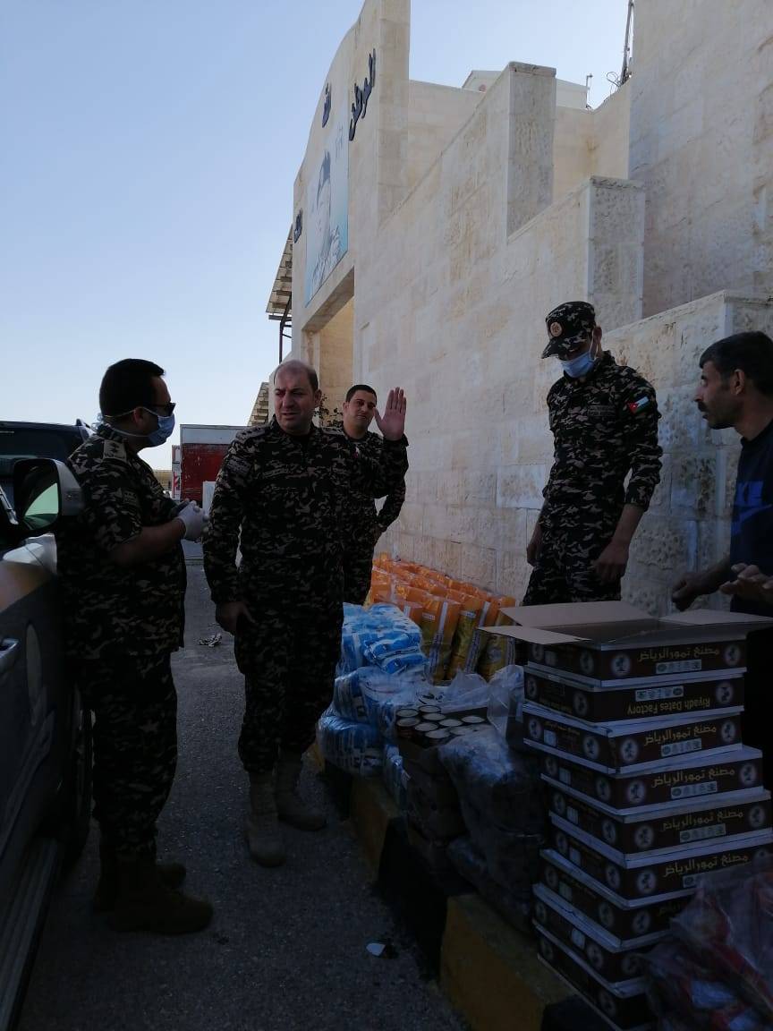 الجمارك الأردنية توزع طرود غذائية على الأسر الفقيرة