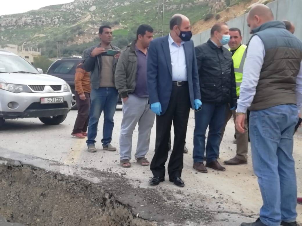 وزير الأشغال يتفقد منطقة الانزلاق الذي حدث على طريق العدسية (ناعور - البحر الميت)