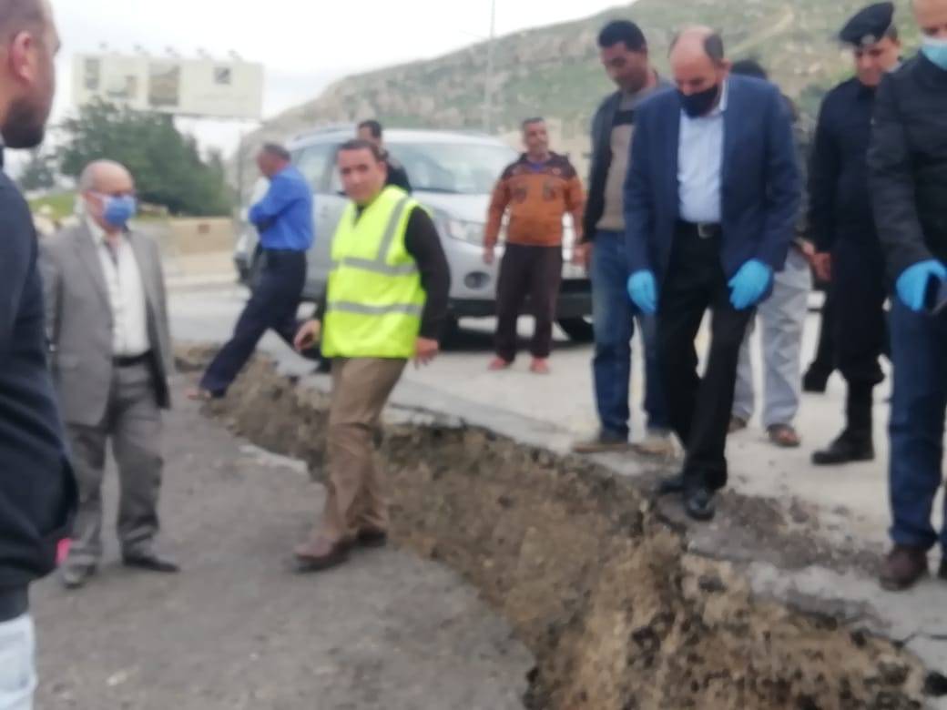 وزير الأشغال يتفقد منطقة الانزلاق الذي حدث على طريق العدسية (ناعور - البحر الميت)