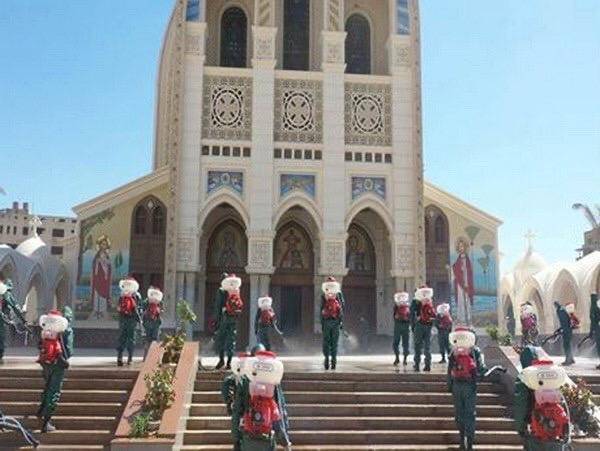 القوات المسلحة المصرية تواصل عمليات التعقيم الوقائي لمشيخة الأزهر ودار الإفتاء والكاتدرائية المرقسية