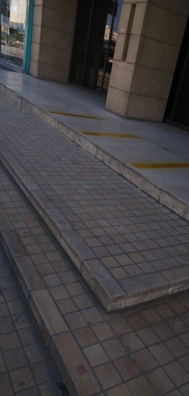 بلدية الزرقاء تبدأ بتخطيط مسافة الامان امام البنوك في جميع مناطق البلدية