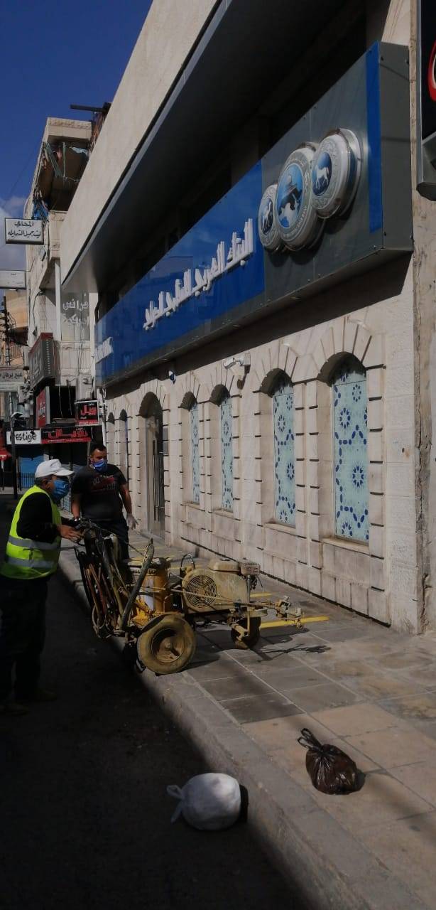 بلدية الزرقاء تبدأ بتخطيط مسافة الامان امام البنوك في جميع مناطق البلدية