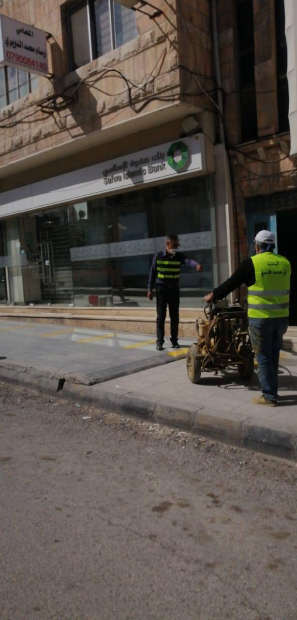 بلدية الزرقاء تبدأ بتخطيط مسافة الامان امام البنوك في جميع مناطق البلدية