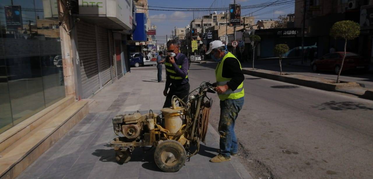 بلدية الزرقاء تبدأ بتخطيط مسافة الامان امام البنوك في جميع مناطق البلدية