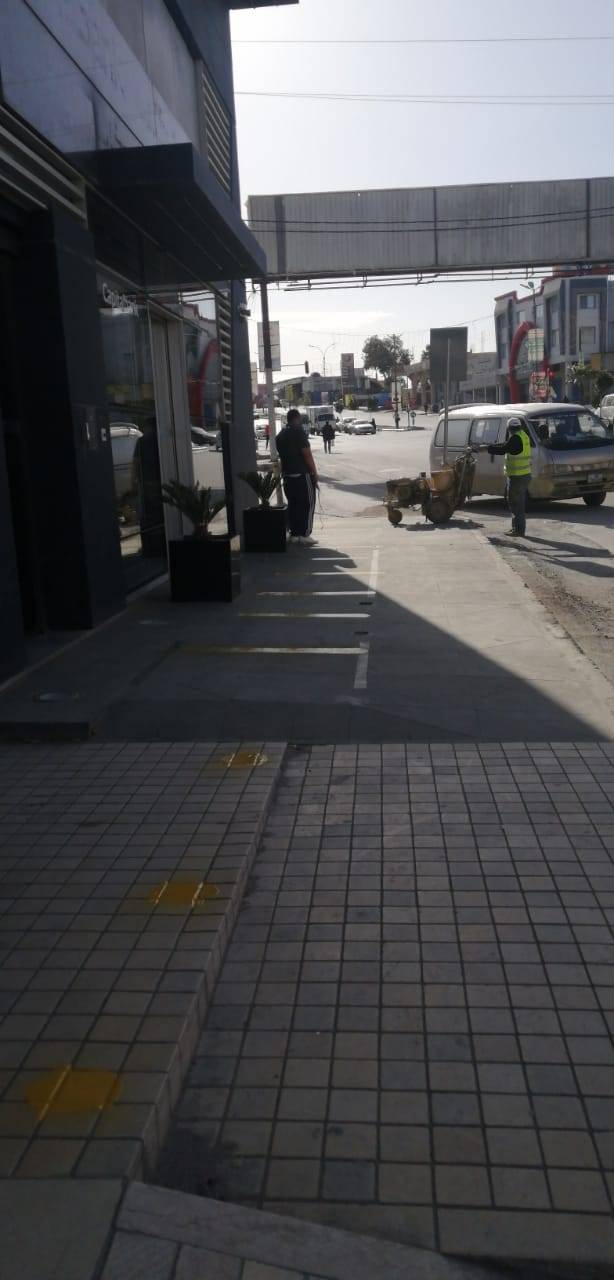 بلدية الزرقاء تبدأ بتخطيط مسافة الامان امام البنوك في جميع مناطق البلدية