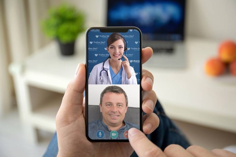 أطباء یقدمون استشارات طبیة عن بُعد عبر تطبیق  ترو دوك  لمواجھة فیروس كورونا