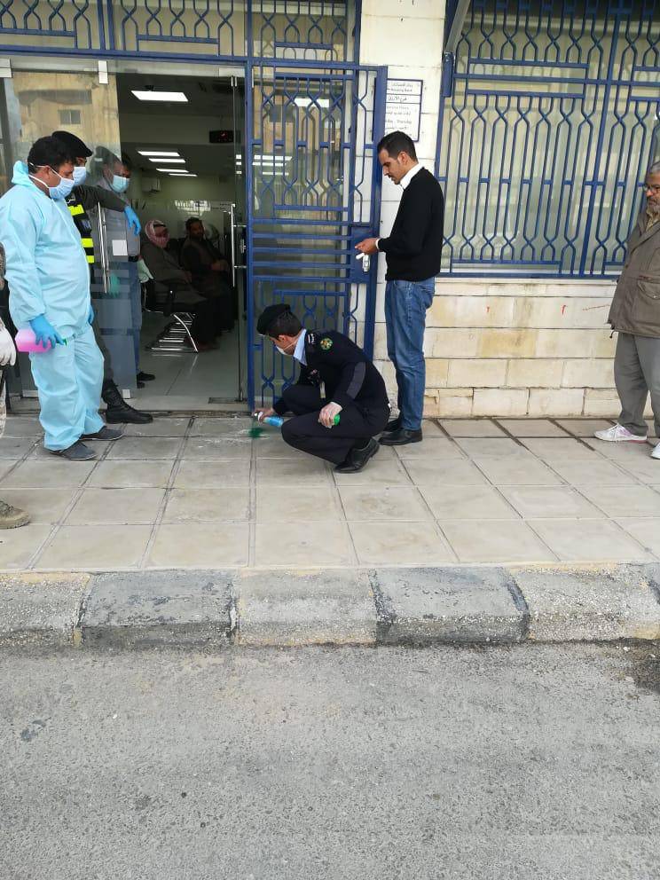 رجال الامن العام ينظمون الاصطفاف والدور امام فروع البنوك .. صور