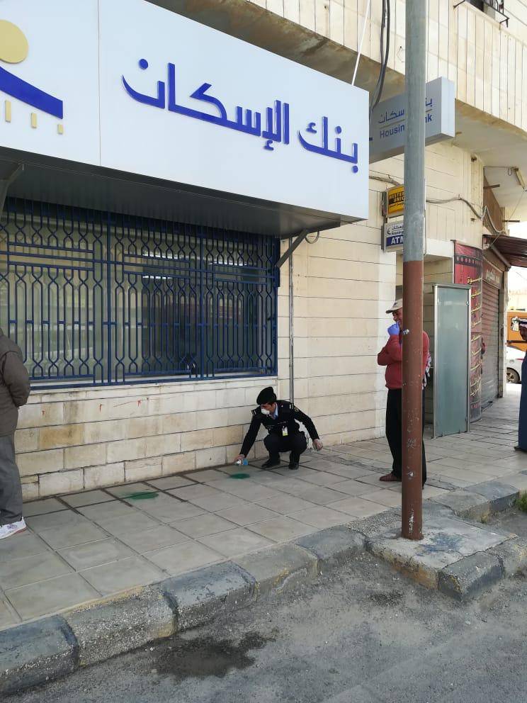 رجال الامن العام ينظمون الاصطفاف والدور امام فروع البنوك .. صور