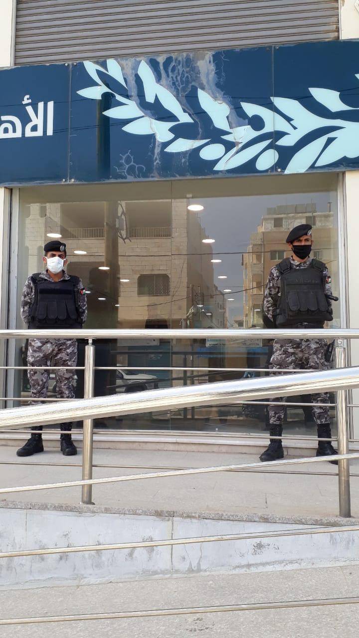 رجال الامن العام ينظمون الاصطفاف والدور امام فروع البنوك .. صور