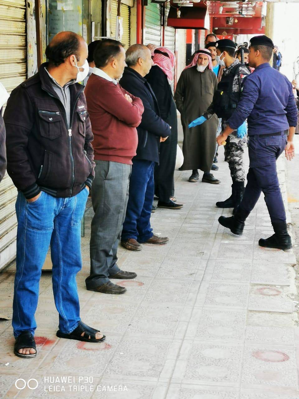 رجال الامن العام ينظمون الاصطفاف والدور امام فروع البنوك .. صور