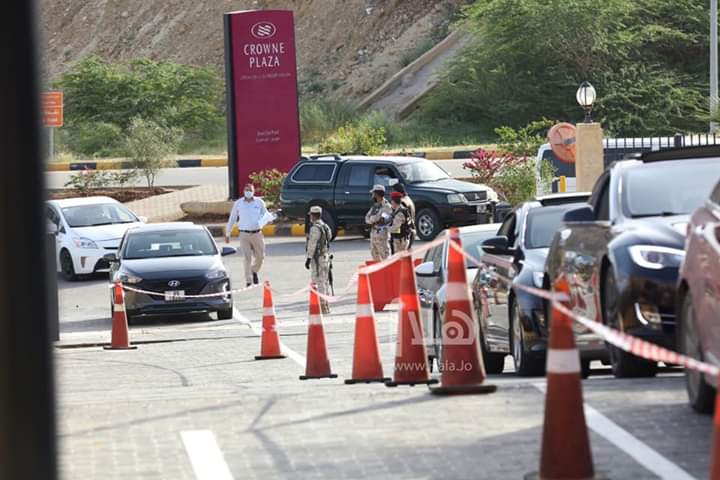 بالصور والفيديو .. عملية نقل المحجور عليهم من الفنادق  إلى منازلهم