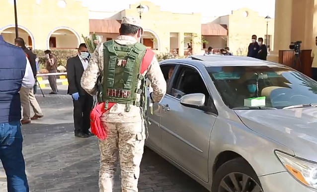 بالصور والفيديو .. عملية نقل المحجور عليهم من الفنادق  إلى منازلهم