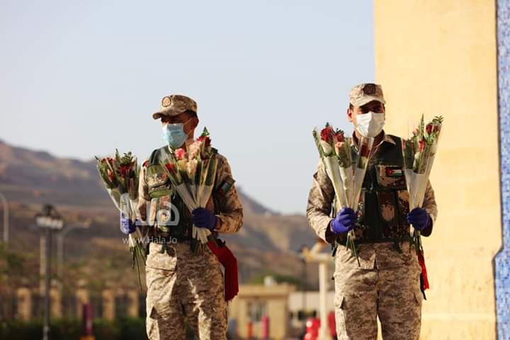 بالصور والفيديو .. عملية نقل المحجور عليهم من الفنادق  إلى منازلهم